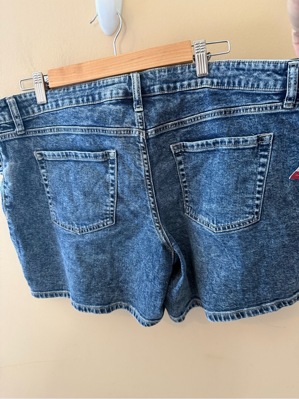 Ingrid & Isabel Maternity Jean Shorts Size 16 - Picture 2 of 5